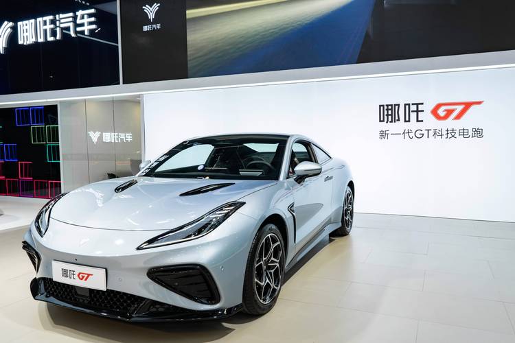 佛山39哪吒汽车在智能汽车领域的表现，领途汽车在新能源汽车市场中的影响力